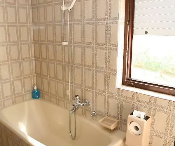 And Kurtovic Donji Seget